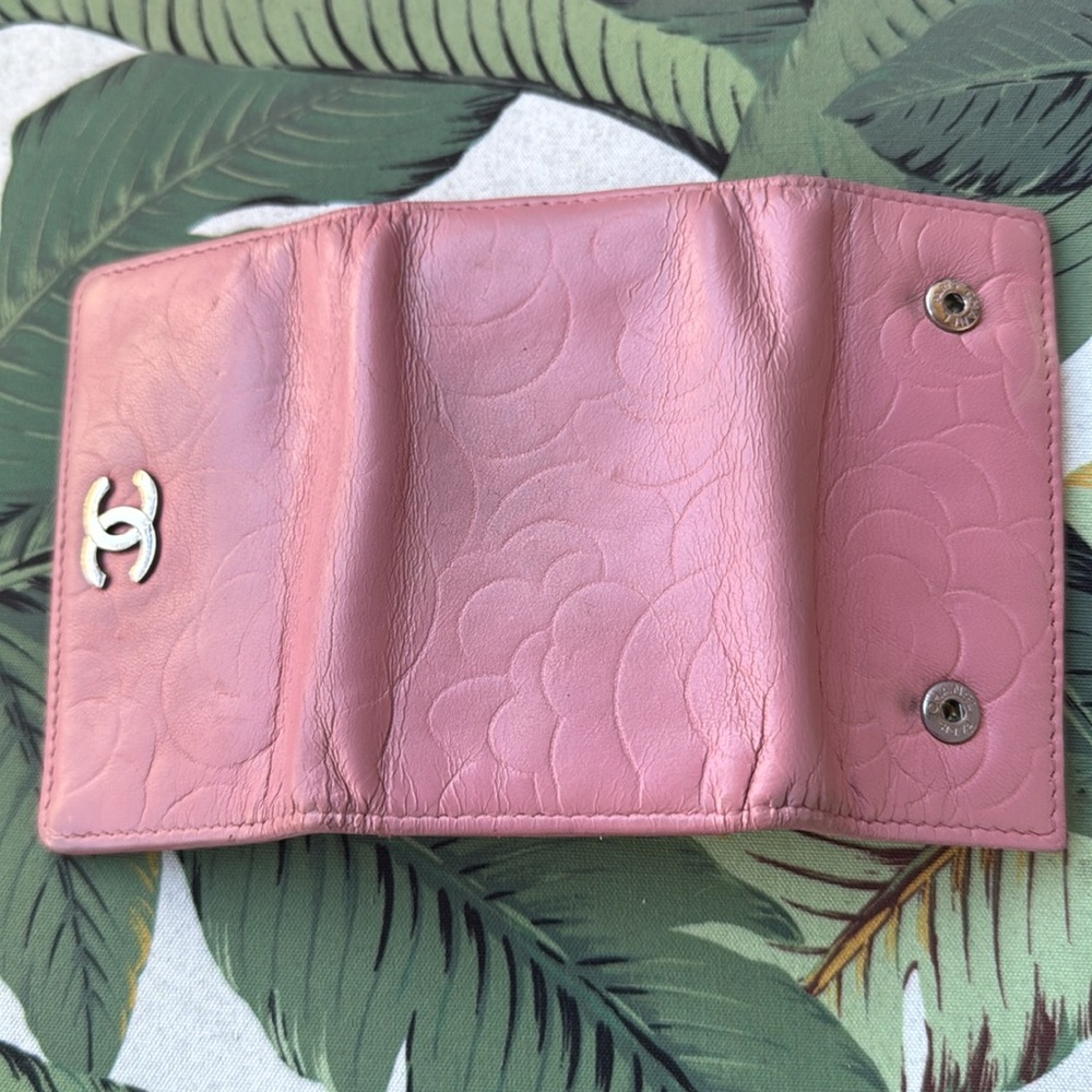 🌸🌸Amazing  camellia. Chanel key Cles in Lucious leather and perfect pink. 🌸🌸 - Picture 3 of 7
